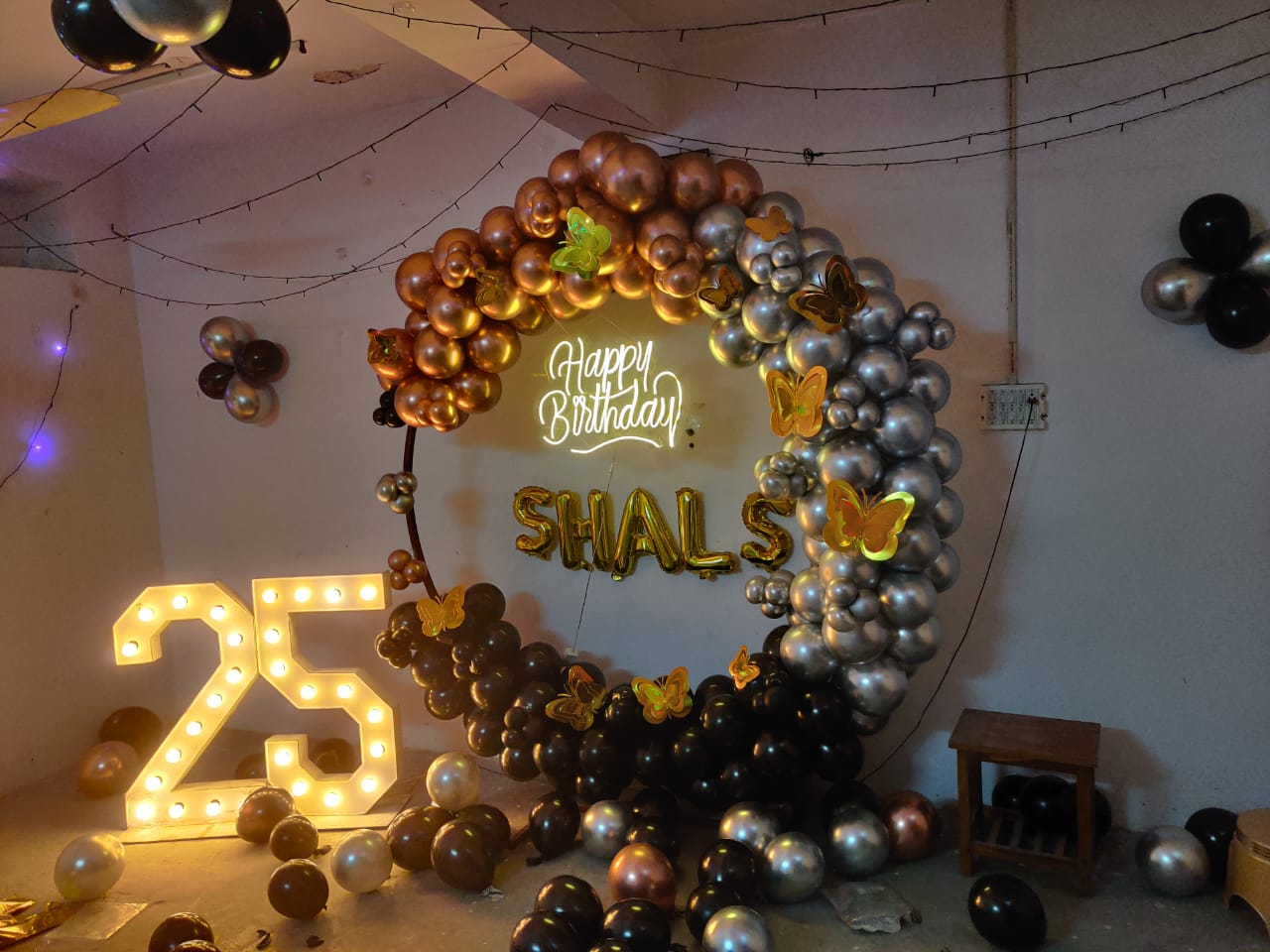 ring arch with chrome balloon decor
