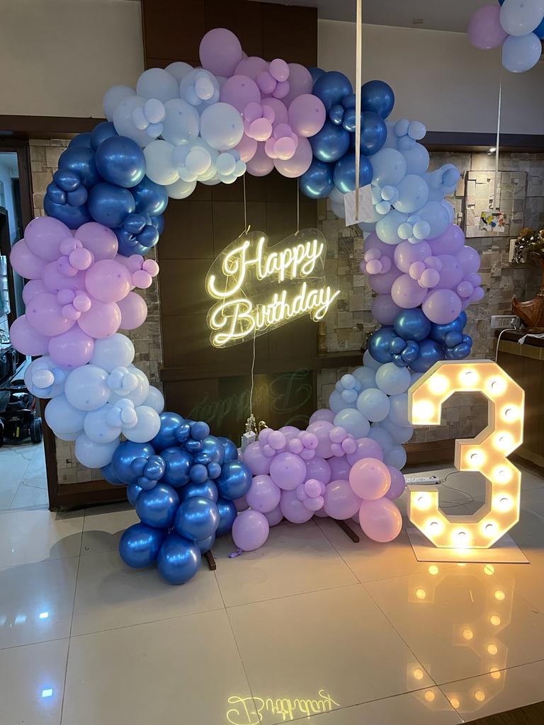 ring arch with balloon birthday decor