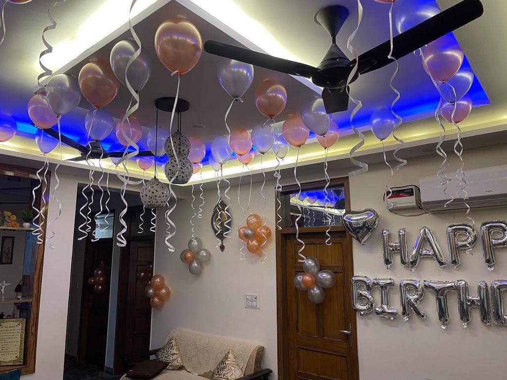 balloon birthday room decor